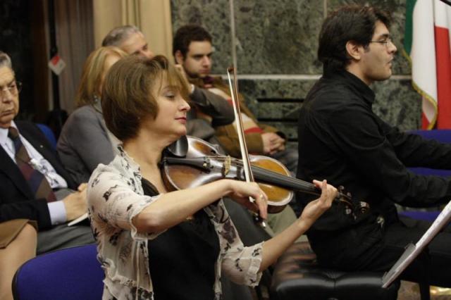 la violinista Yulia Berinskaya mentre esegue "Devozione" di Francesco Marino